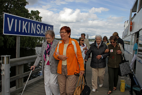 Tukena ikäihmiselle, Viikinsaaren kyltti taustalla